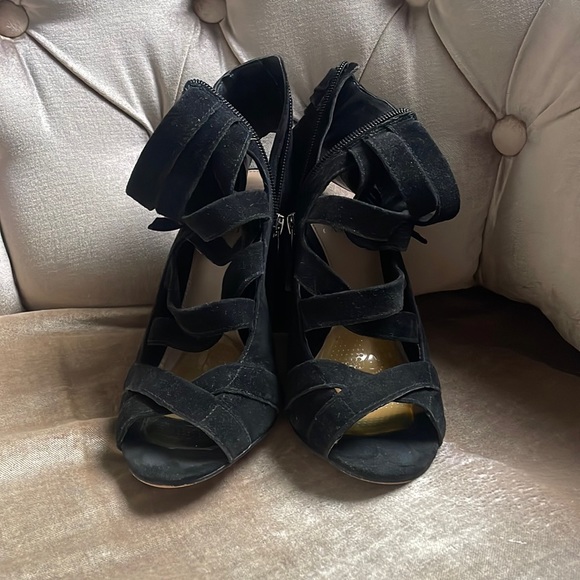 GUC Vince Camuto strappy suede heels 6.5 - Picture 1 of 7